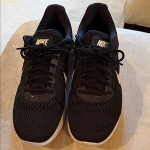 Nike Men's Black and White Runeasy Athletic Shoes